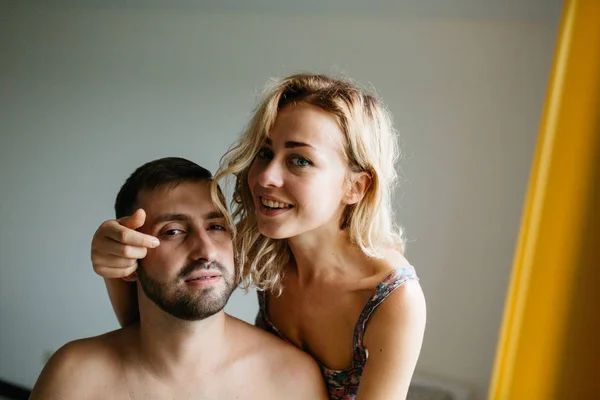 Portrait Young Adult Couple Looking Camera — Stock Photo, Image