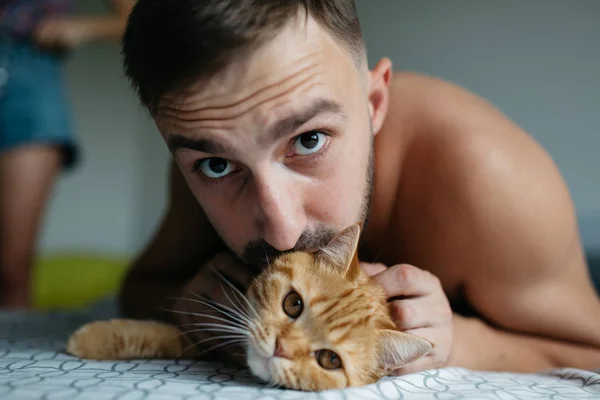 Porträtt Mannen Och Röd Katt Tittar Kameran — Stockfoto