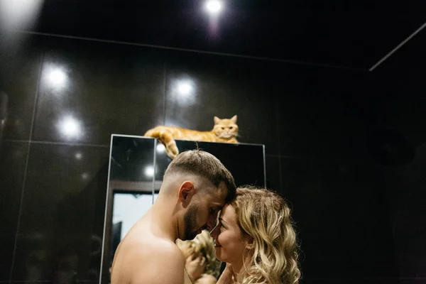 人の恋人と背景に赤い猫の側面図 — ストック写真
