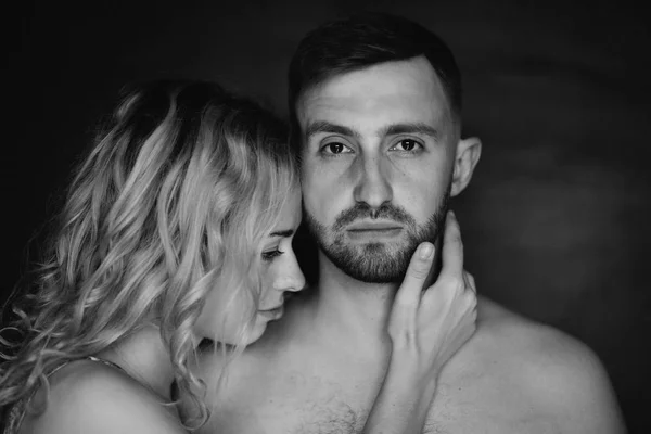 Portrait Jeune Couple Adulte Sur Fond Noir Noir Blanc — Photo