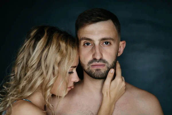 Retrato Jovem Casal Adulto Fundo Preto — Fotografia de Stock