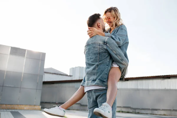 Pareja Jóvenes Adultos Abrazándose Calle Ciudad Contra Cielo — Foto de Stock