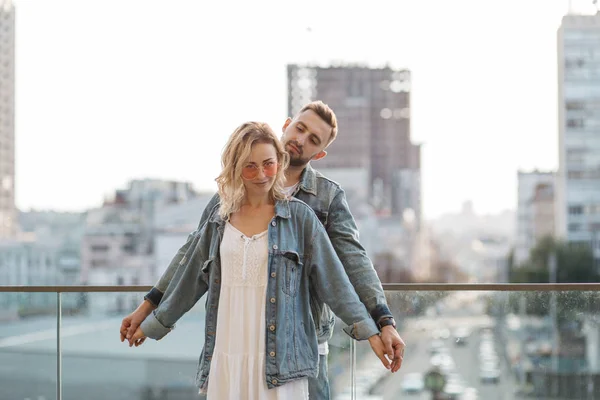 Vista Cênica Jovem Casal Adulto Contra Paisagem Urbana Moderna — Fotografia de Stock