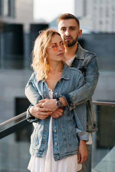 Szenische Ansicht Eines Jungen Erwachsenen Paares Gegen Modernes Stadtbild — Stockfoto