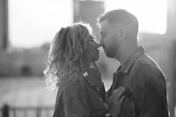 Vista Lateral Jovem Casal Adulto Olhando Para Outro Preto Branco — Fotografia de Stock