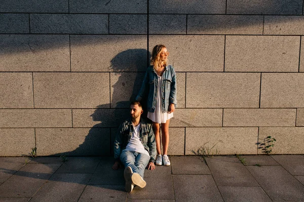 Casual Giyim Gri Duvarının Yakınında Genç Yetişkin Çift — Stok fotoğraf