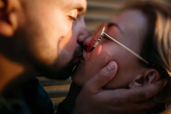 Vista Lateral Beijar Jovem Casal Adulto — Fotografia de Stock