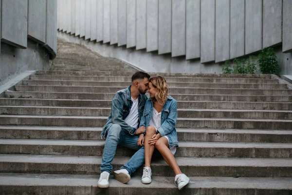 Jovem Casal Adulto Roupas Casuais Passos Concretos — Fotografia de Stock