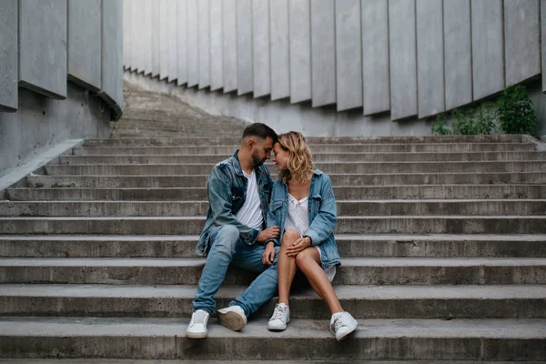 Jovem Casal Adulto Roupas Casuais Passos Concretos — Fotografia de Stock