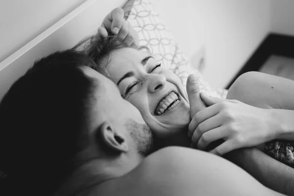 Vista Ángulo Alto Pareja Adultos Jóvenes Abrazándose Cama Blanco Negro —  Fotos de Stock