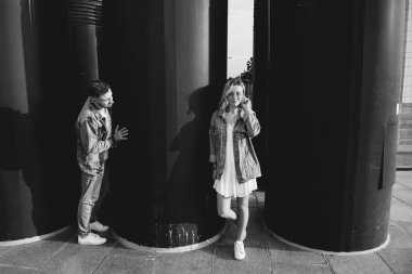 uzak görüş-in yetişkin gençler rahat giyim, siyah ve beyaz gülümseyen