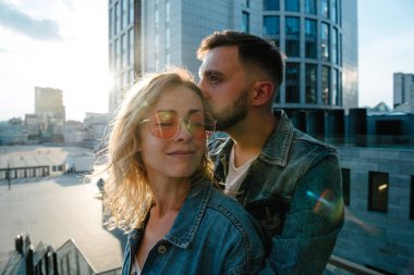 bir adam kız tapınağında öpüşme doğal görünümü 