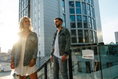  modern ofis binası karşı merdivenlerde iki genç yetişkin insan düşük açılı görünüş