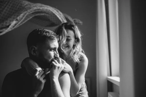 Retrato Pareja Joven Adulta Interior Del Dormitorio Blanco Negro — Foto de Stock