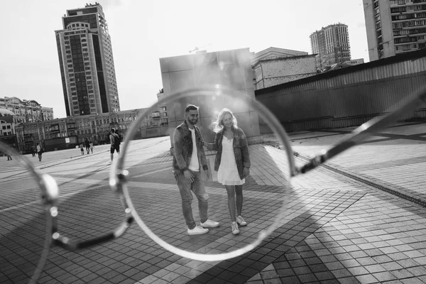城市广场 黑白相间的年轻夫妇的遥远视野 — 图库照片