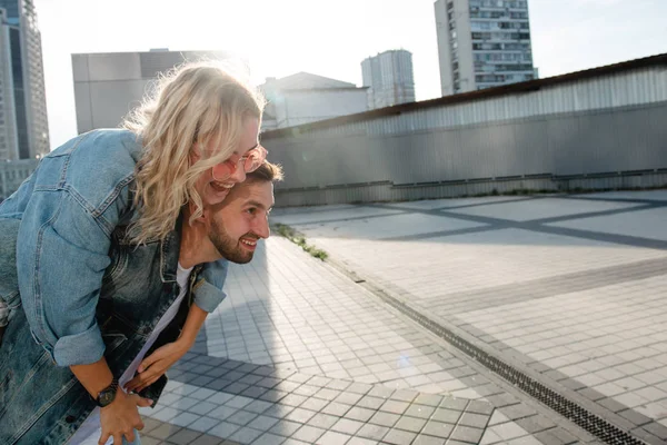 Jovem Casal Adulto Brincando Rua Cidade — Fotografia de Stock