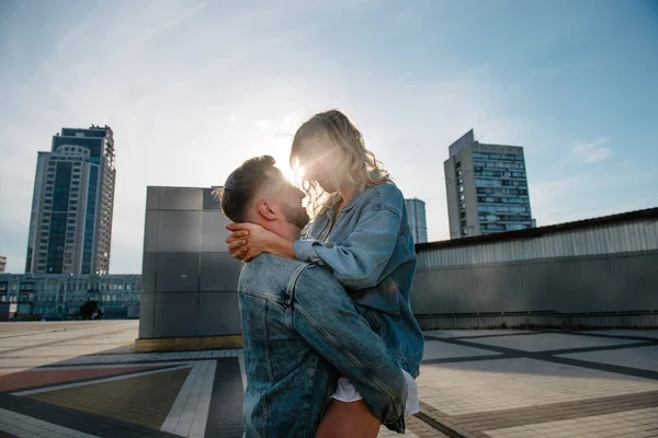 Jovem Casal Adulto Abraçando Rua Cidade Contra Céu — Fotografia de Stock