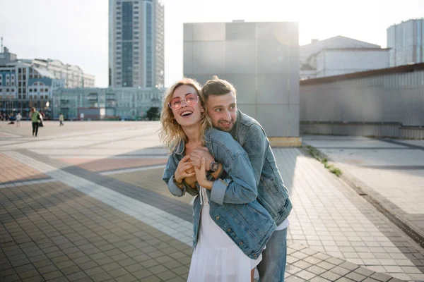 Vue Panoramique Câlins Jeune Couple Adulte Contre Paysage Urbain Moderne — Photo