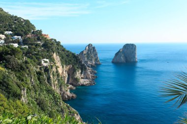 Sahil ve Capri Adası Tiren Denizi üzerinden buzlu 