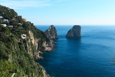 Sahil ve Capri Adası Tiren Denizi üzerinden buzlu 