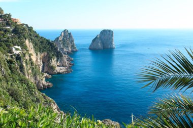 Sahil ve Capri Adası Tiren Denizi üzerinden buzlu 