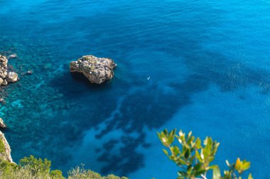 Tiren Denizi'nde küçük kaya havadan görünümü