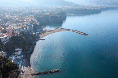 kıyı kenti, plaj ve limanları Tiren Denizi havadan görünümü