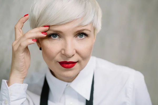 Portret Van Een Vrouw Met Rode Lippenstift Kijken Naar Camera — Stockfoto