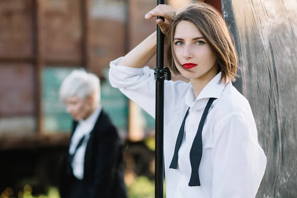 Portret Van Twee Vrouwen Poseren Sncf Station — Stockfoto