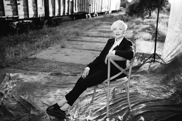 Retrato Mulher Preto Situado Cadeira Perto Estação Ferroviária Vagão — Fotografia de Stock