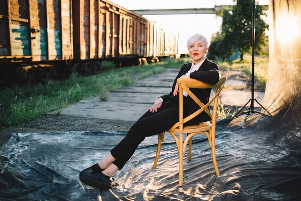 Portret Van Vrouw Het Zwart Aanbrengen Stoel Buurt Van Het — Stockfoto