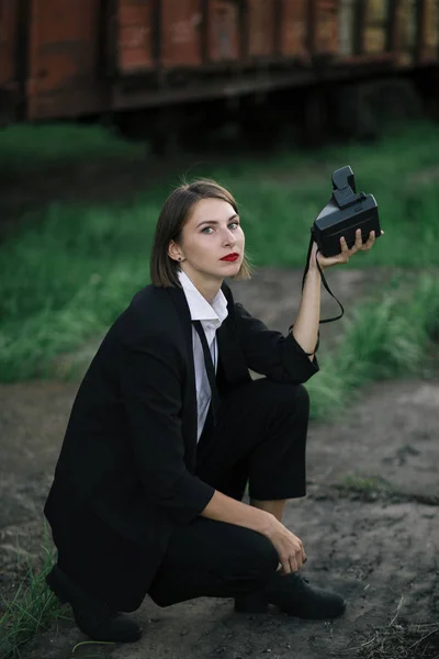 Brunette Woman Holding Photocamera Looking Camera Railway Station — Stock Photo, Image