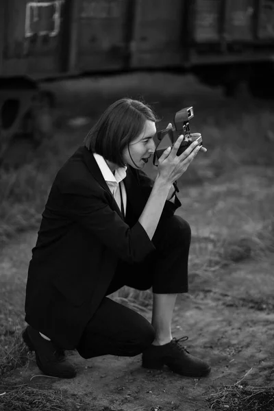 Žena Klasickém Obleku Focením Fotokamery — Stock fotografie