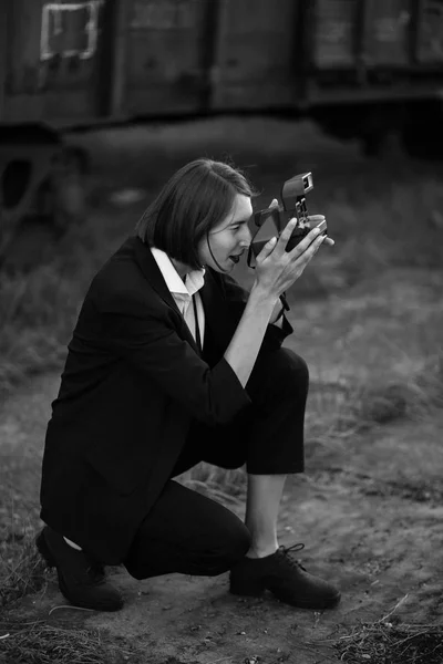 Mulher Terno Clássico Tirar Foto Com Fotocâmera — Fotografia de Stock