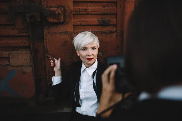 Female Photographer Taking Photo Young Woman Suit Railway Station — Stock Photo, Image