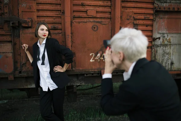 Vrouwelijke Fotograaf Foto Nemen Voor Jonge Vrouw Het Pak Sncf — Stockfoto