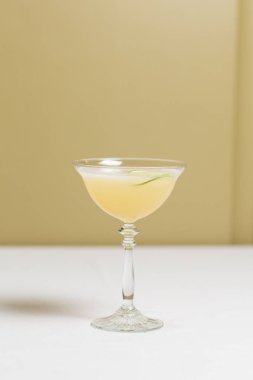 Cam taze soğuk yaz kokteyl ve kireç dilim ile yakından görmek