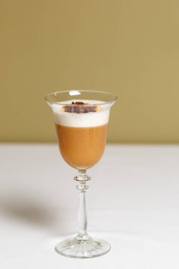 Yakın çekim görünümünü kokteyl köpük ile masada 