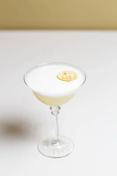 Vista Ravvicinata Cocktail Con Schiuma Fetta Asciugata Limone — Foto Stock