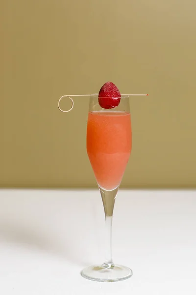 用玻璃在烤串上用草莓装饰的酒精鸡尾酒 — 图库照片