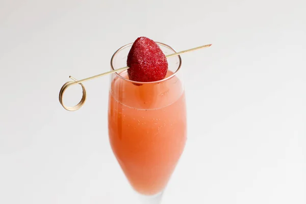 Close Van Alcoholische Cocktail Glas Versierd Met Aardbei Spies Geïsoleerd — Stockfoto