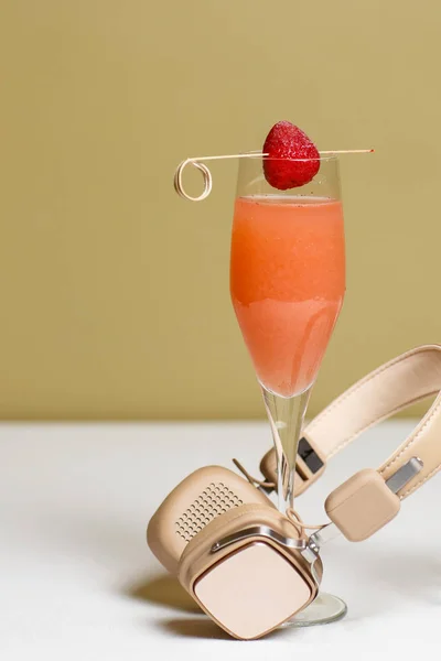 Close Van Alcoholische Cocktail Versierd Met Aardbei Spies Hoofdtelefoon Tafel — Stockfoto