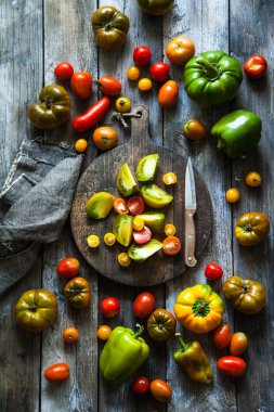Taze domates ve biber rustik ahşap zemin üzerinde. Düz yatıyordu, en iyi görünümü.