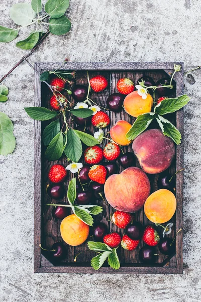 Fruits Frais Baies Dans Une Boîte Bois Sur Une Table — Photo