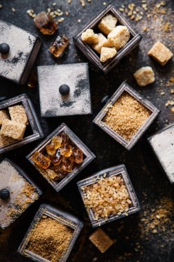 Düz bileşim, farklı tipte şekerle koyu sırt üstü yatıyordu