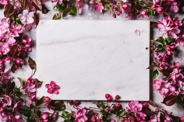 Cornice Con Fiori Rosa Una Tavola Marmo Bianco Sfondo Grigio — Foto Stock