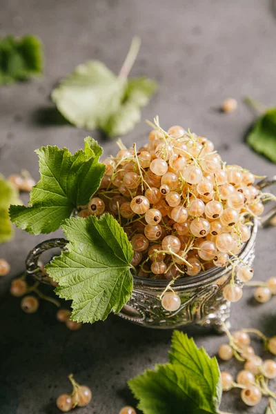 Weiße Johannisbeere Mit Blättern Einer Metallenen Vintage Schale Auf Grauem — Stockfoto