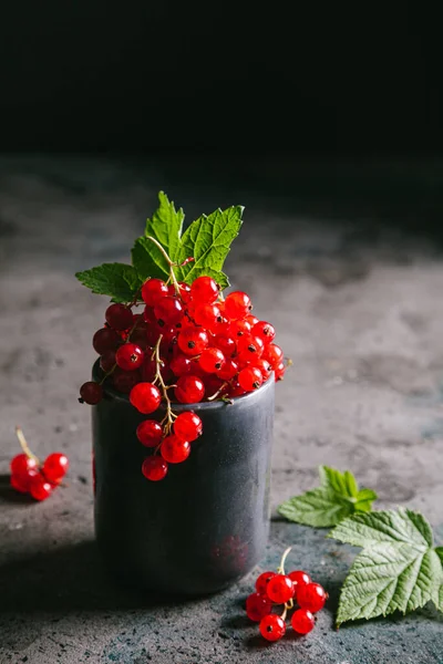 Rote Johannisbeere Mit Blättern Einer Grauen Keramiktasse Auf Grauem Hintergrund — Stockfoto