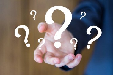 Soru işareti simgesini kullanarak arka plan bulanık üzerinde işadamı.