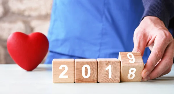 Nový Rok 2018 Změnil 2019 Koncepce Zdravotního Pojištění Převracení Rukou — Stock fotografie